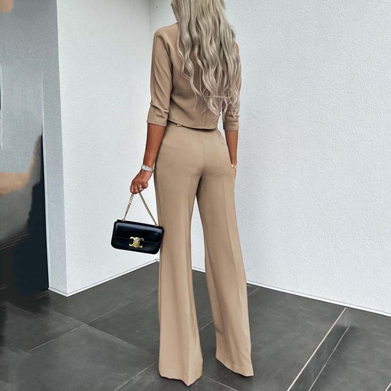 Conjunto elegante con top corto y pantalones anchos.