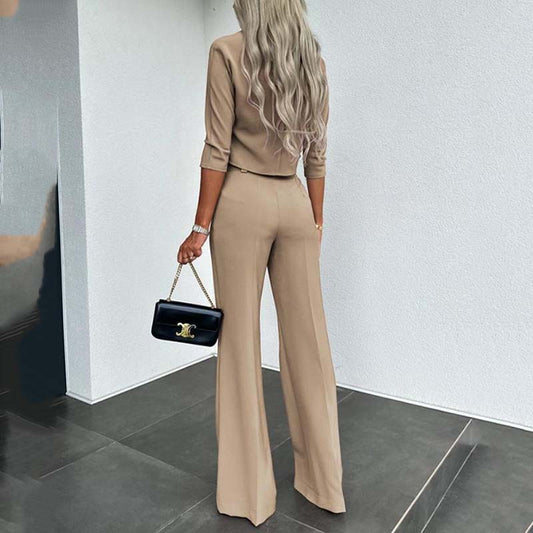 Conjunto elegante con top corto y pantalones anchos.