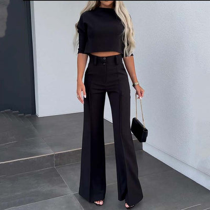 Conjunto elegante con top corto y pantalones anchos.
