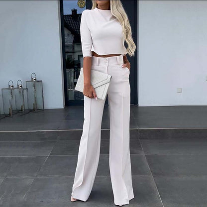 Conjunto elegante con top corto y pantalones anchos.
